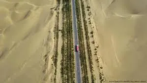 Durante-casi-medio-siglo,-China-ha-combatido-el-avance-del-desierto-con-una-barrera-viviente-tan-extensa-como-la-Gran-Muralla.