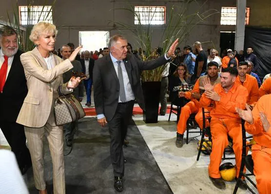 Jaldo-saluda-a-los-trabajadores-y-Lonac-aplaude