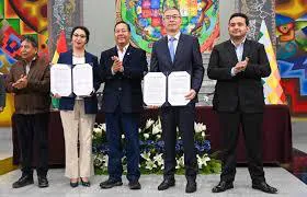 Arce-y-Choquehuanca-junto-a-empresarios-chinos-muestran-el-contrato