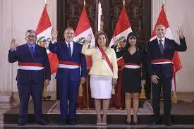 Dina-Boluarte,-con-los-nuevos-ministros.-EFE/Palacio-De-Gobierno-De-Perú