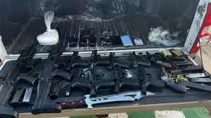 Armas,-municiones-y-droga-incautada-en-la-operación-policial-en-Fazenda-Coutos,-a-las-afueras-de-Salvador---AFP
