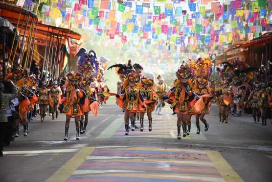 El-tradicional-desfile-de-máscaras-diableras-en-Oruro