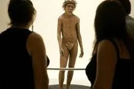 Visitantes-observan-la-representación-de-un-hombre-de-Neandertal,