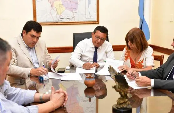 Nazur,-Monteros-y-Montaldo-firmando-el-convenio