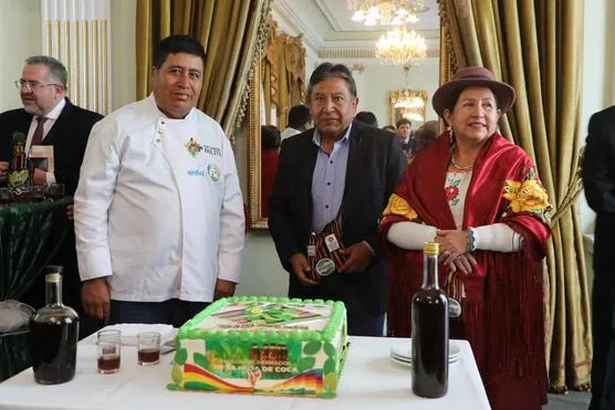 El-vicepresidente-Choquehuanca-y-la-canciller-Celinda-Sosa-en-la-presentación-del-catálogo-de-productos-derivados-de-la-coca