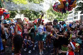 La-comparsa-callejera-Gigantes-da-Lira-que-anima-con-música-y-alegría-el-ambiente.-EFE/-Antonio-Lacerda