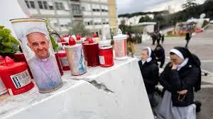 Monjas-rezan-en-improvisado-altar-en-las-puertas-del-hospital-donde-está-el-papa