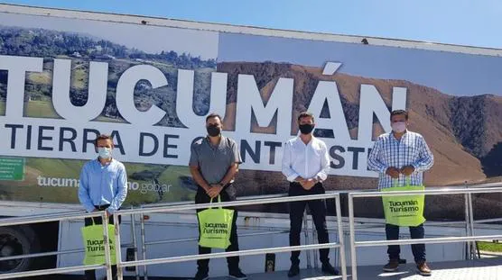 Las-autoridades-en-el-trailler,-ayer-en-la-apertura-de-la-promoción