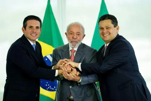 Lula-con-el-senador-Davi-Alcolumbre-y-el-diputado-Hugo-Motta