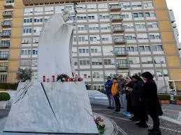 Personas-rezan-en-las-afueras-del-hospital-donde-está-internado-Francisco