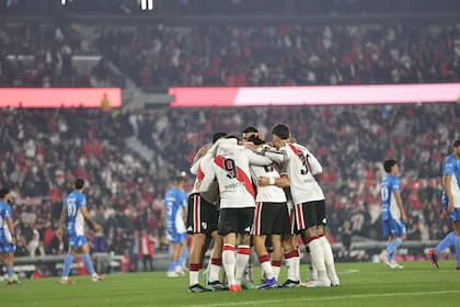 el-festejo-de-los-jugadores-de-river-tras-el-1-0-RA3FPJ5QSRDMXOFMBFFEDJG6V4