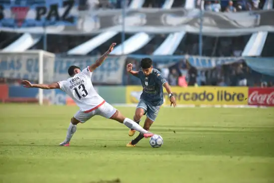 550x367_firme-lamendola-mas-activo-local-barrios-intenta-quitarle-pelota-1156608-172900