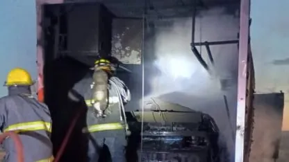 impactante-incendio-se-prendio-fuego-un-camion-con-un-auto-de-tc-rumbo-a-el-calafate_416x234