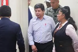 El-expresidente-de-Perú-Pedro-Castillo-llega-al-juicio-en-su-contra-ayer-martes,-en-Lima-(EFE/-Paolo-Aguilar