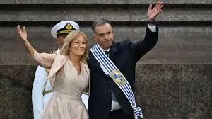 Yamandú-Orsi--y-Carolina-Cosse-saludan-al-publicoosse-del-FA