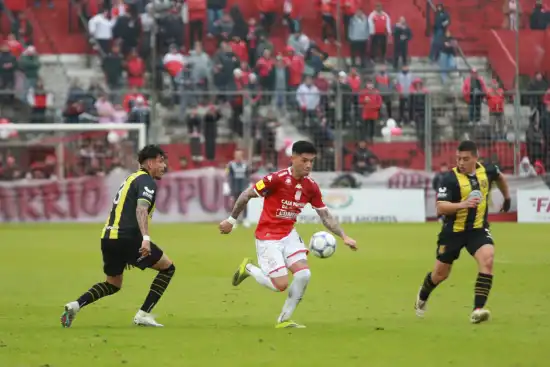 550x367_en-vivo-con-golazo-cabrera-san-martin-vence-10-deportivo-madryn-1149976-175556