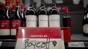 Un-grafiti-que-llama-a-boicotear-el-vino-estadounidense-en-una-licorería-en-Montreal,-Canadá-©-ANDREJ-IVANOV-/-AFP