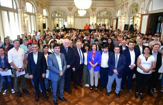 Jaldo-con-los-emprendedores-y-su-gabinete