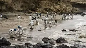 Las-labores-de-limpieza-del-derrame-de-petróleo-en-la-playa-de-Las-Capullanas,-en-Piura,-en-el-norte-de-Perú---AFP