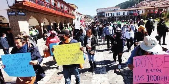 Turistas-peruanos-y-extranjeros-junto-a-trabajadores-del-turismo-se-concentran-en-calles-del-pueblo-de-Machu-Picchu