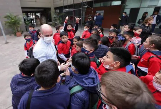 Lichtmajer-junto-a-alumnos