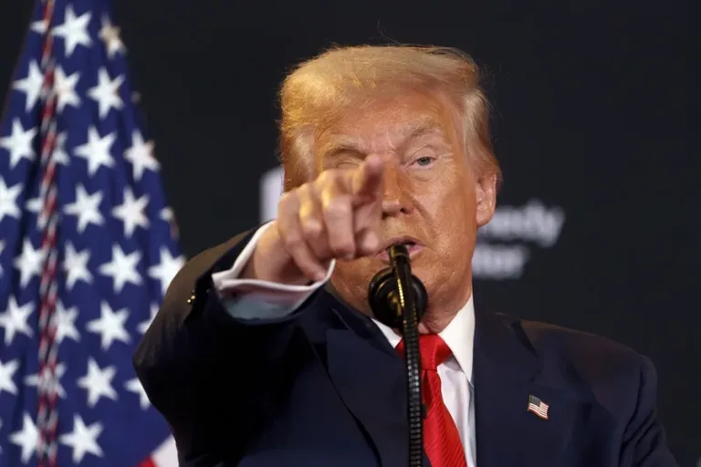 eeuuTrumpseñalando
