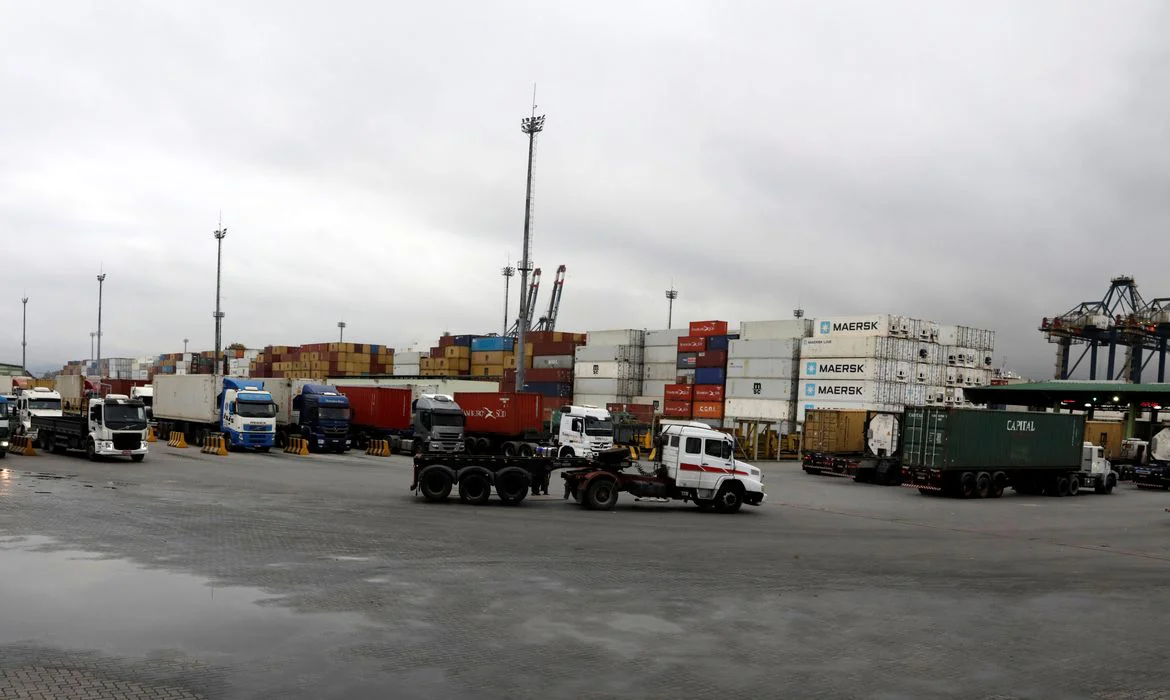 2020-04-29t000116z_1_lynxnpeg3s000_rtroptp_4_global-trade