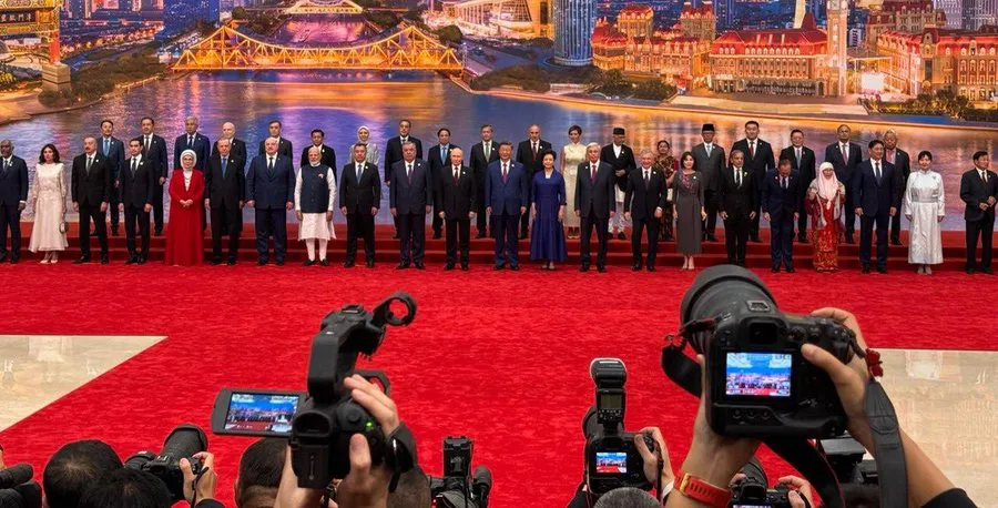 Foto-de-familia-de-la-Cumbre-OCS-en-Tianjin-China.-Xinhua