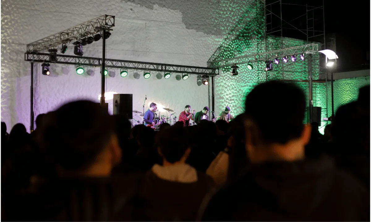 White-and-Blue-Simple-Vacation-Photo-Collage-A4-Landscape-Miniatura-para-YouTube-1200-x-720-px-51