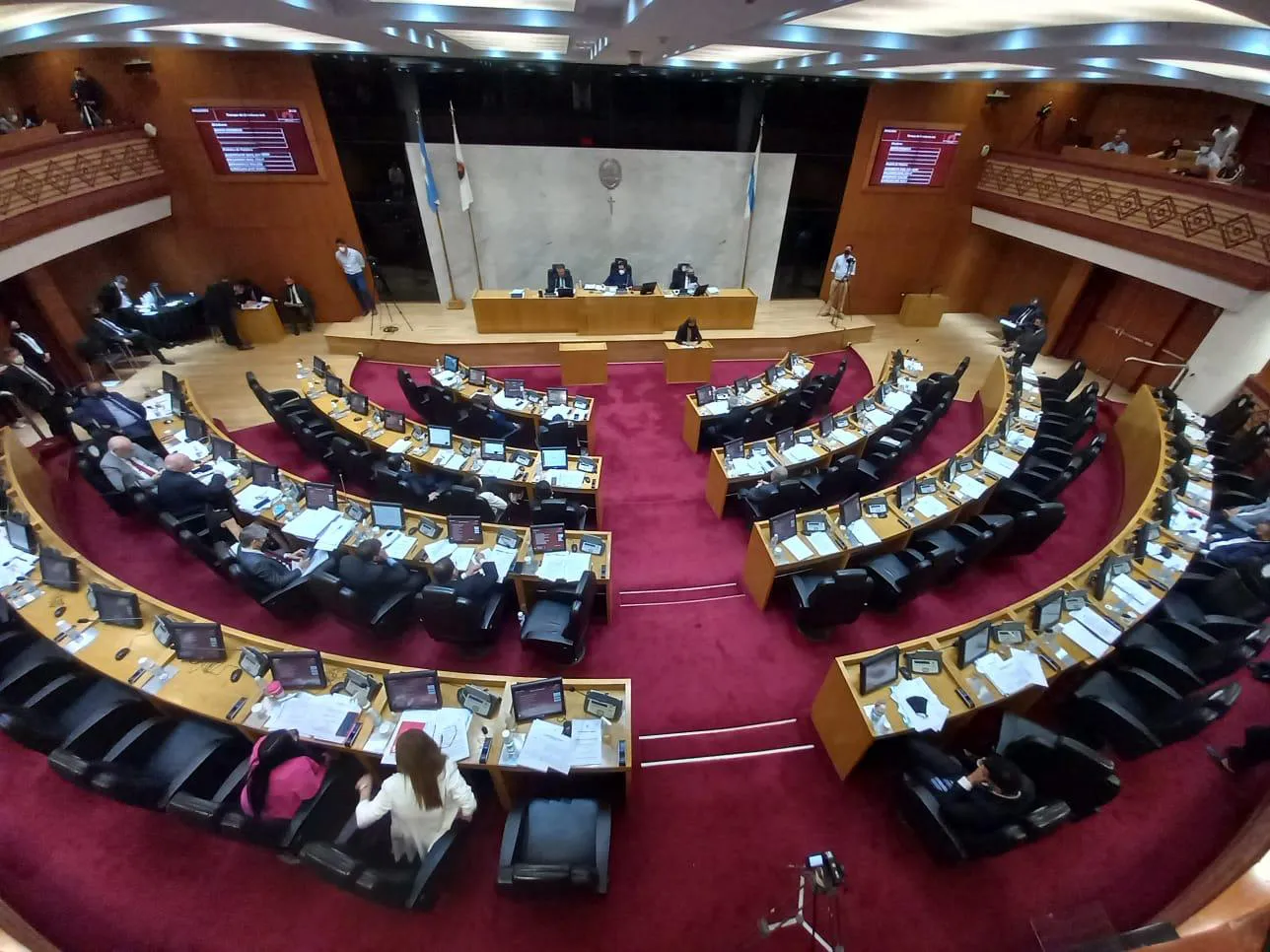 en-el-recinto-legisladores-se-reunieron-para-sesionar-este-jueves-foto-la-gaceta--analia-jaramillo-922928-115151