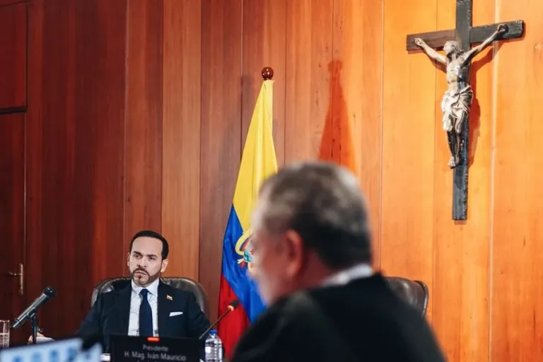 viva-cristo-rey-lema-de-la-espriella-abre-debate-politica-religion
