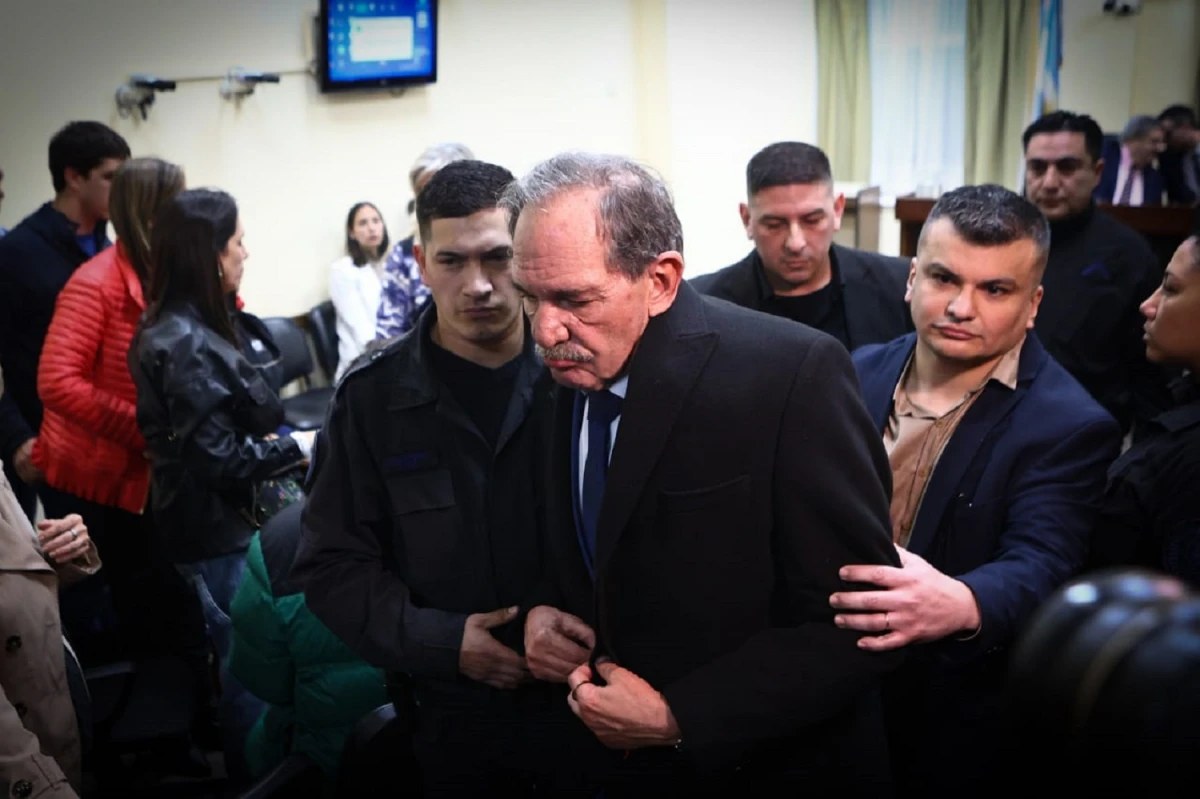 1200x799_condenado-alperovich-retirado-sala-luego-escuchar-sentencia-foto-de-matas-baglietto-especial-para-la-gaceta-1039625-203039