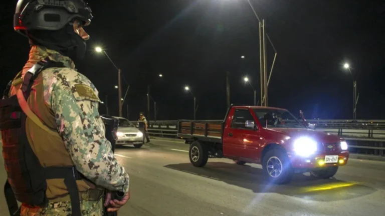 militares-toque-queda-ecuador-768x432.jpg