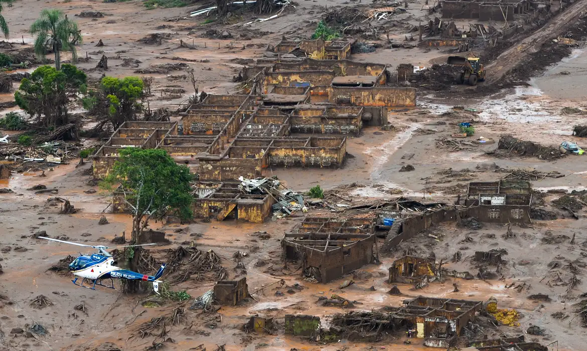 El colapso de la presa Fundão en 2015 liberó millones de metros cúbicos de lodo tóxico, matando a 19 personas, desplazando a miles, destruyendo comunidades y contaminando gravemente el río Doce.