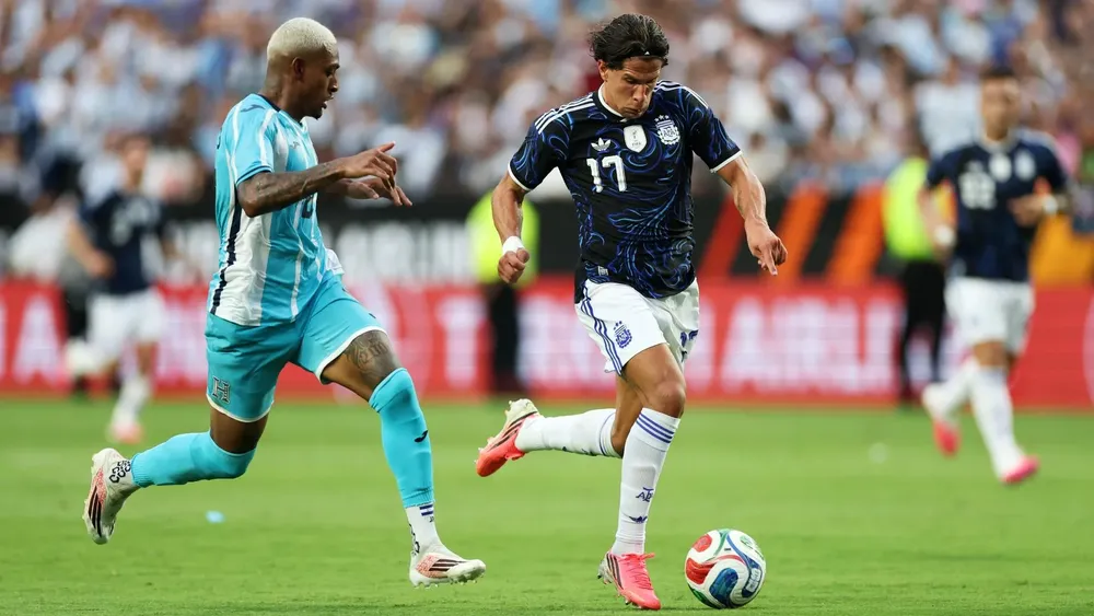 Hu_260606_Deportes_Futbol_Giuliano_Simeone_aparece_y_marca_el_segundo_de_la_Albiceleste