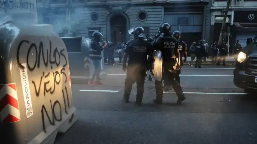 la-marcha-de-los-jubilados-con-los-hinchas-la-protesta-en-el-congreso-20250312-1983734
