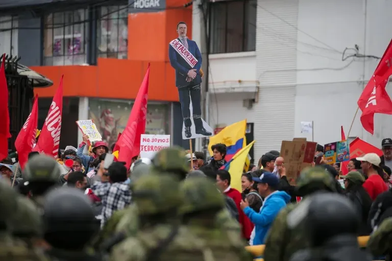 ecuadorprotestanoboadictador