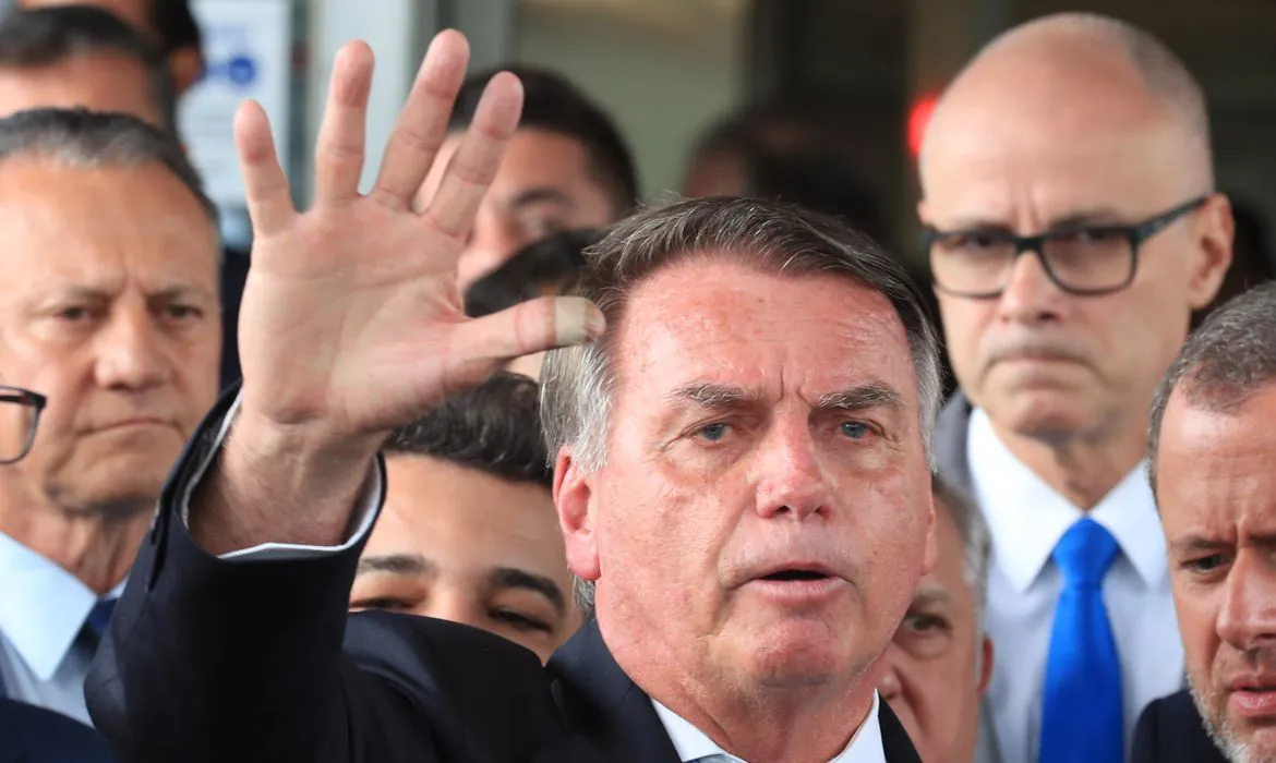 brasilbolsonarolevantamano