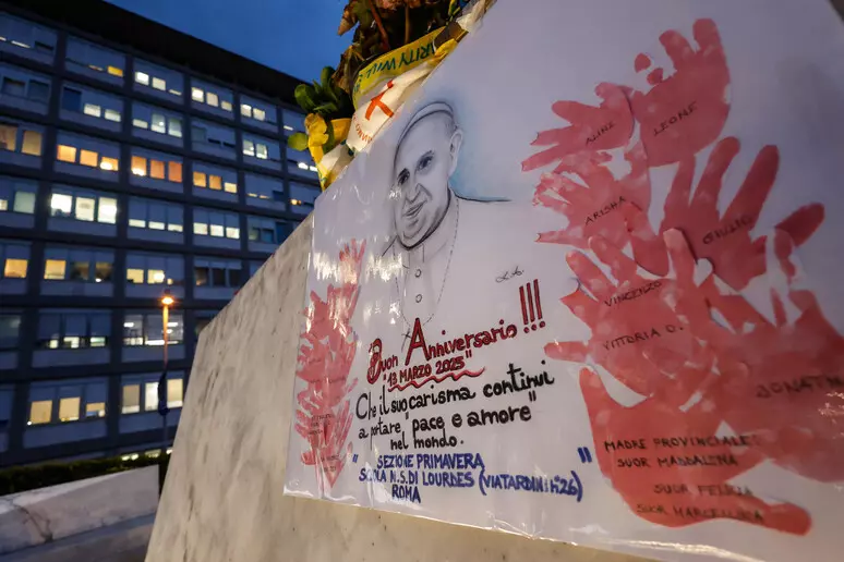 papafranciscomanossaludan