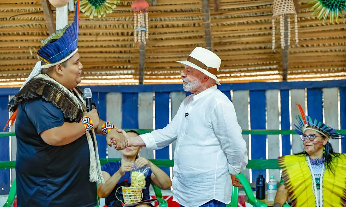 lulaconindigenasemplumados