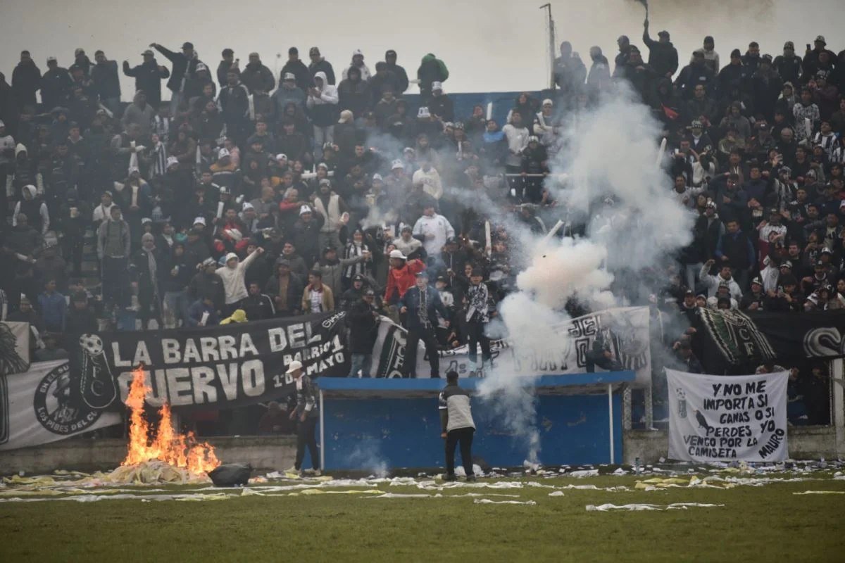 graves-incidentes-final-liga-tucumana-incidentes-vestuarios-partido-quedo-suspendido-1150105-185819